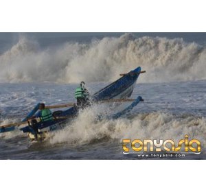 Gelombang Mencapai 4 Meter di Perairan Maluku Hingga membuat Nelayan Tidak Melaut | Slot Games | Judi Game Slot 